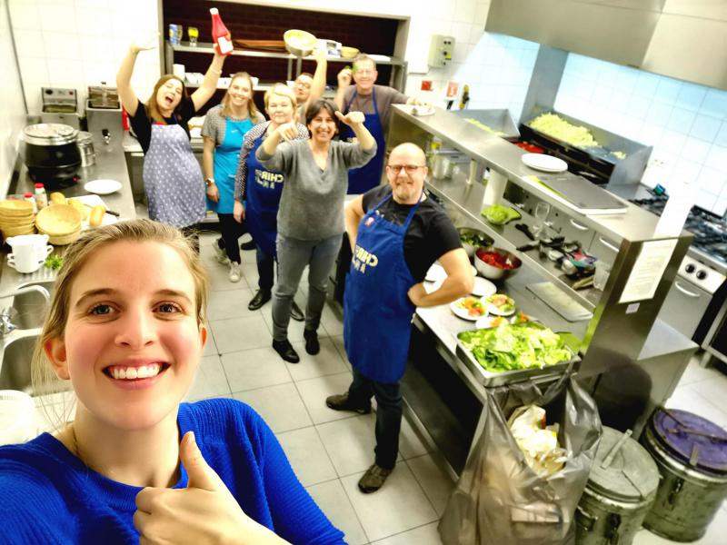 vele helpende handen in de keuken © @chiro Diegem