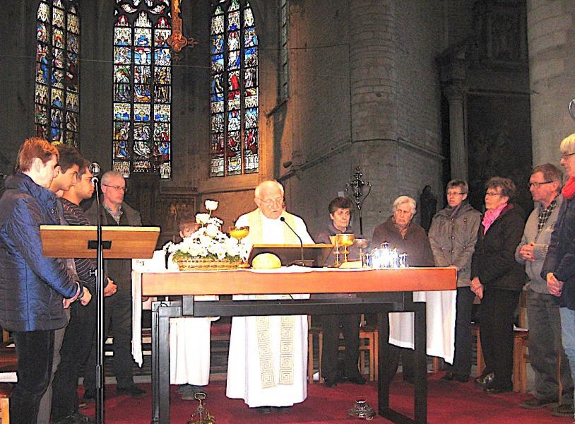 Op Witte Donderdag waren we met 12 rond de altaartafel. Heel de viering was geïnspireerd op het ‘Laatste Avondmaal’ en was gericht op mensen van nu. Ook de handwassing was een duidelijk symbool van wat van ons verwacht wordt. © L.J. 