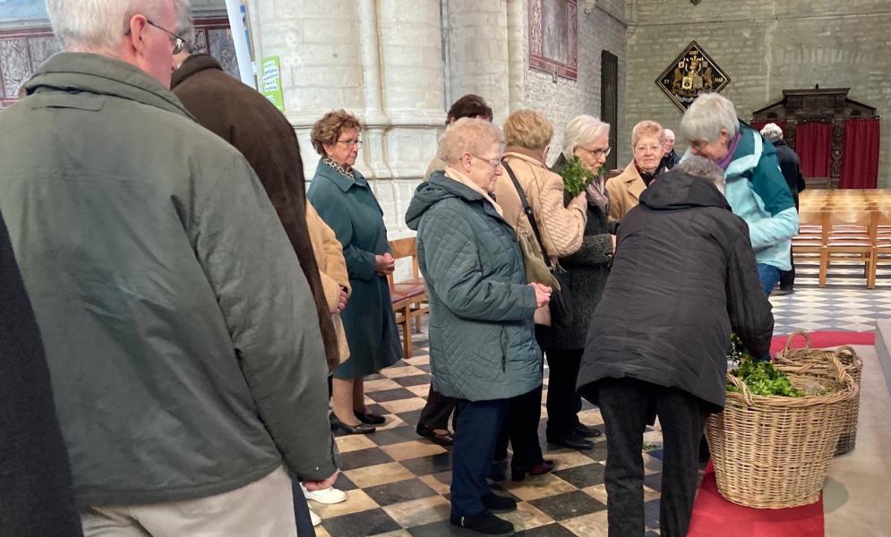 Gewijde palm bij het kruis: wij willen Jezus’ boodschap liefdevol naar alle mensen uitdragen! © L.J.  