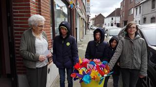We maakten met heel de school een boeket van 100 bloemen voor de jarige Marie! © schoolarchief 
