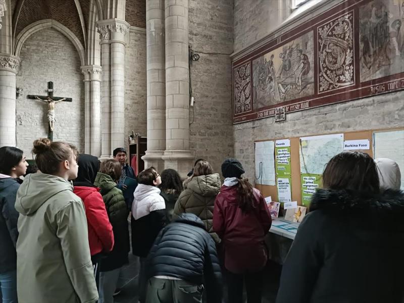 We volgen het lijdensverhaal mee langs de Kruisweg. © schoolarchief 
