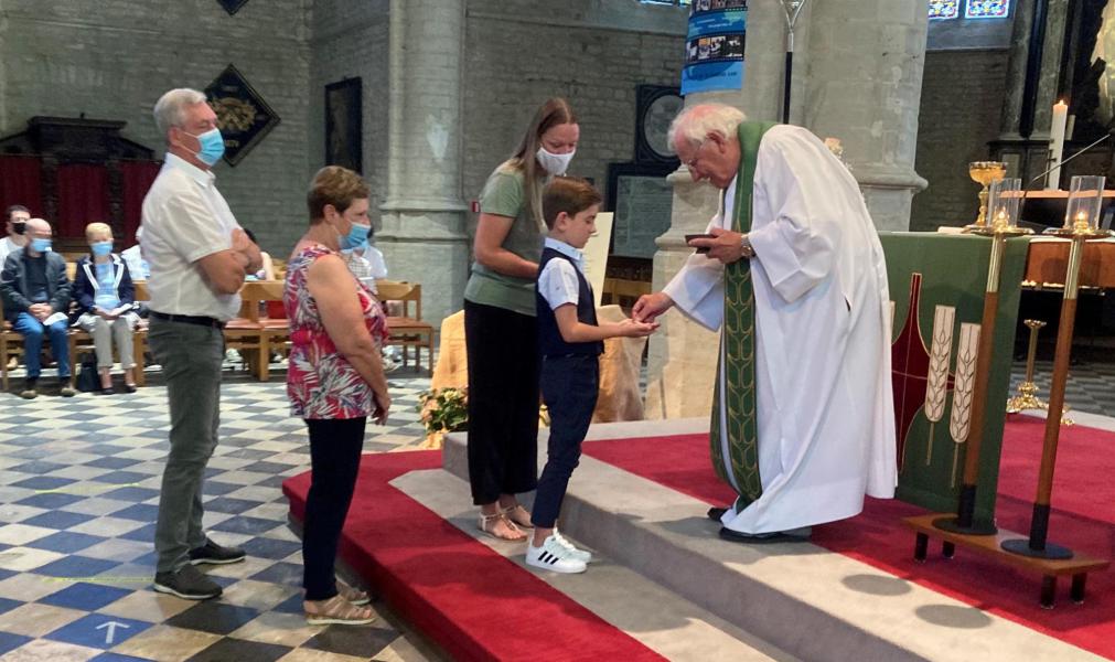 Kyano ontvangt de communie voor de eerste keer: een stralende, beloftevolle jongen! Gefeliciteerd! © L.J. 