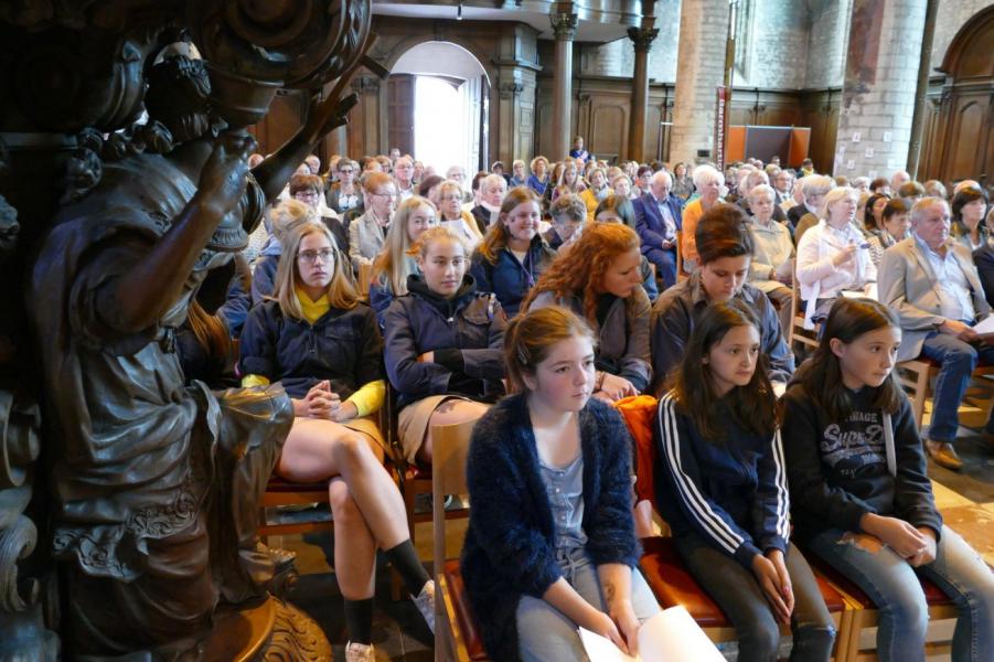 Veel jong volk in de ommegangsviering!                 © Foto: Freddy Vanhuysse