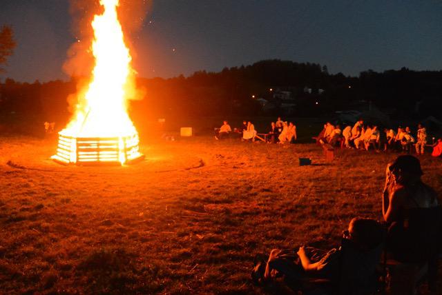 Wanneer we naar dit kampvuur kijken, voelen we ons nog warm vanbinnen! © Chiro-archief 