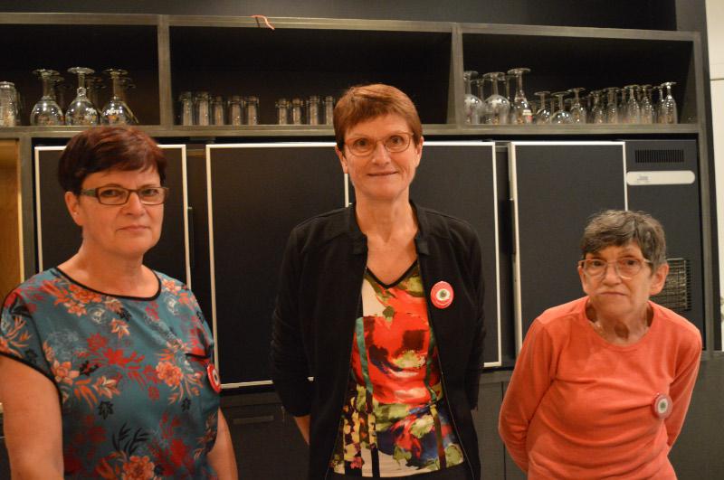 vrijwilligers van de welzijnsraad achter de bar © @PAULA VAN RIJN