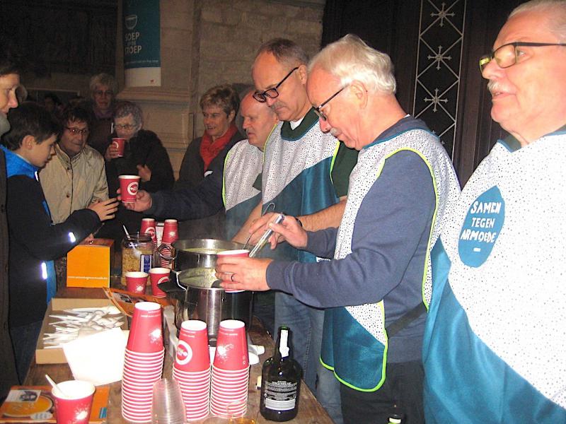 En op het einde stond de Machelse KWB klaar met een lekkere beker soep voor de actie ’samen tegen armoede’ © L.J. 