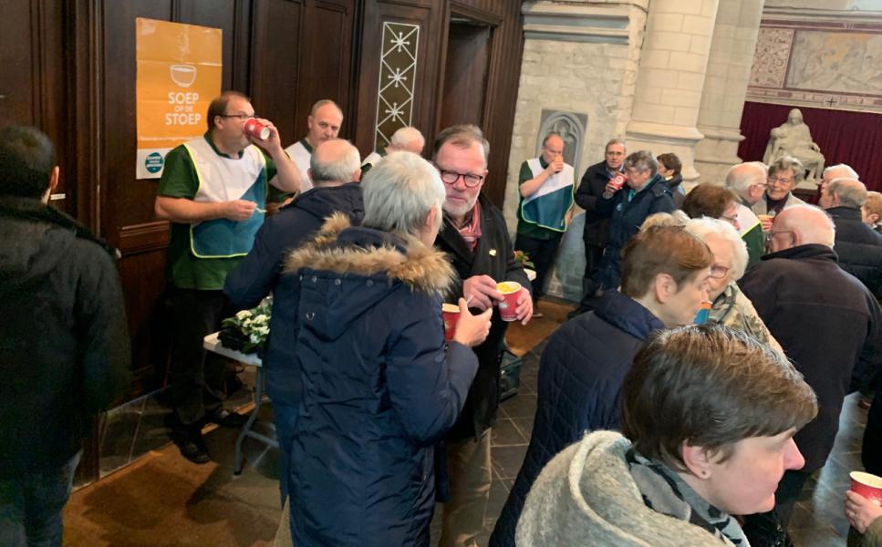 Zo verwarmde de soep van ‘Soep op de stoep’ alle harten en met veel sterkte gingen we enthousiast verder op onze weg naar Kerstmis. © François Blanpain 