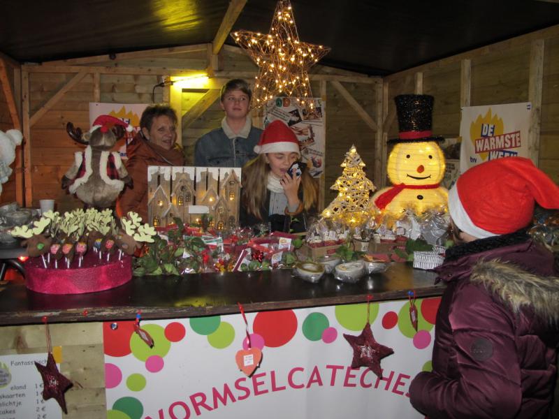Onze jongeren uit de vormselcatechese zetten zich graag in voor ‘Fantasstisch’, hun project van de Warmste Week. Ze verkochten theelichtjes, koekjes, zakjes snoep, wenskaartjes….© Leen 