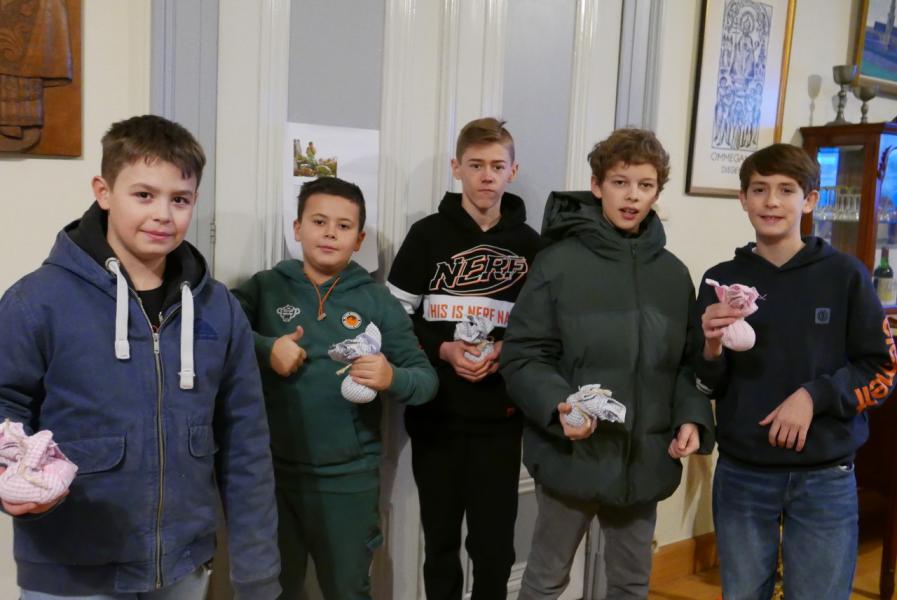 Met een zakje munten verlaat de jongste zoon zijn familie.© Leen 