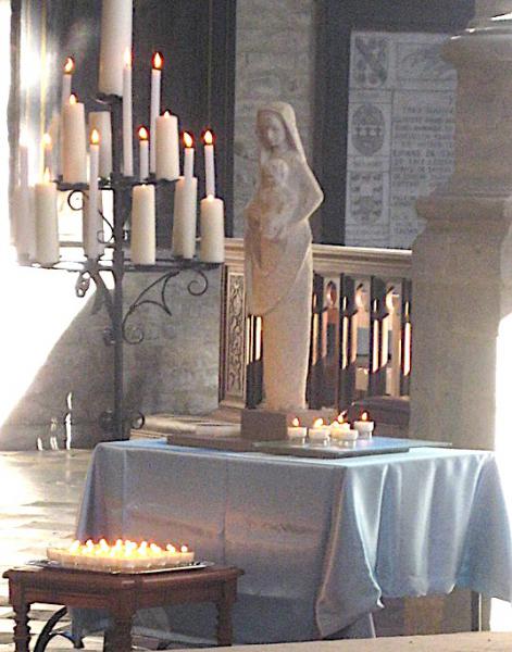Zo brengen we eer aan Jezus en Maria en we bidden dat dit licht ons en onze gezinnen vrede en vreugde mag brengen. © L.J 