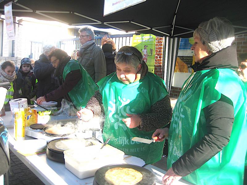 Spijtig dat je ze niet kunt ruiken, en smaken deden ze ook, de pannenkoeken van Femma bij dit koude winterweer! Ze brachten aardig op voor de projecten van Broederlijk Delen! Veel dank aan Femma!  © L.J. 