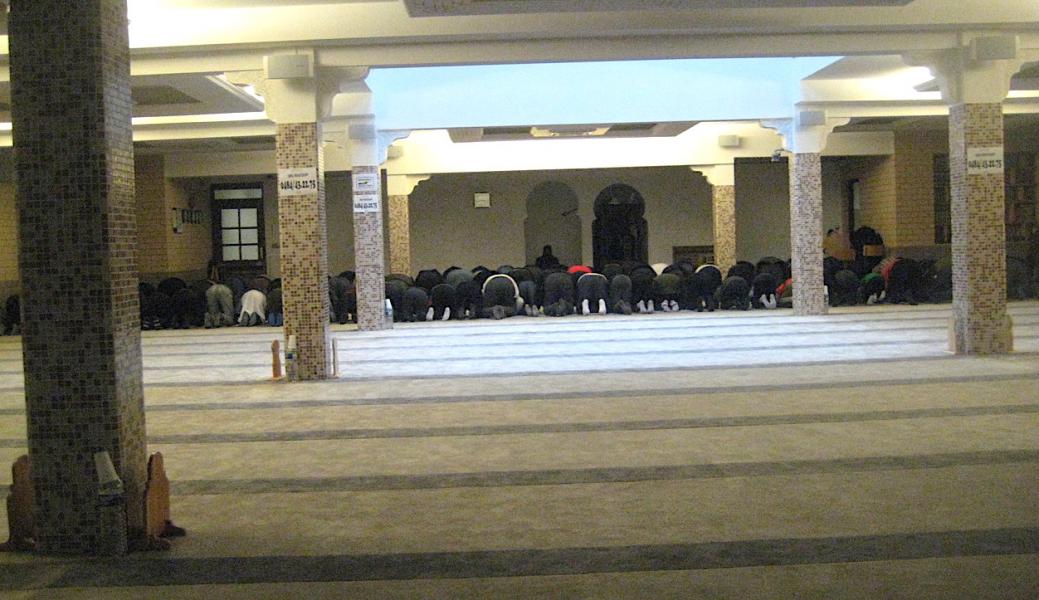 Na de oproep van 15.30 u. verzamelden de moslims zich voor het gebed, gericht naar Mekka.© L.J.  