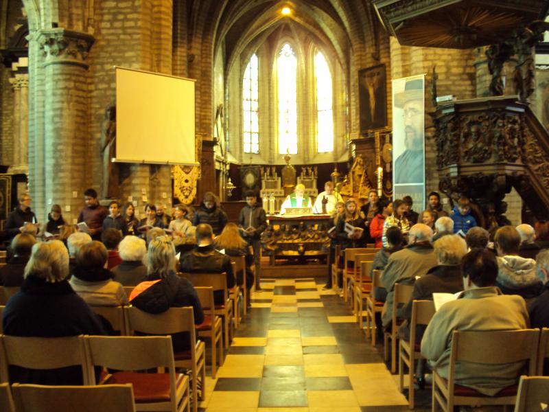 Onze kandidaat-vormelingen namen, met hun catechisten, actief deel aan de viering. © Hélène 