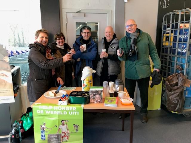 Enthousiast team vrijwilligers klinkt met koffie voor broederlijk delen in de Okay. © Katrien Maes  