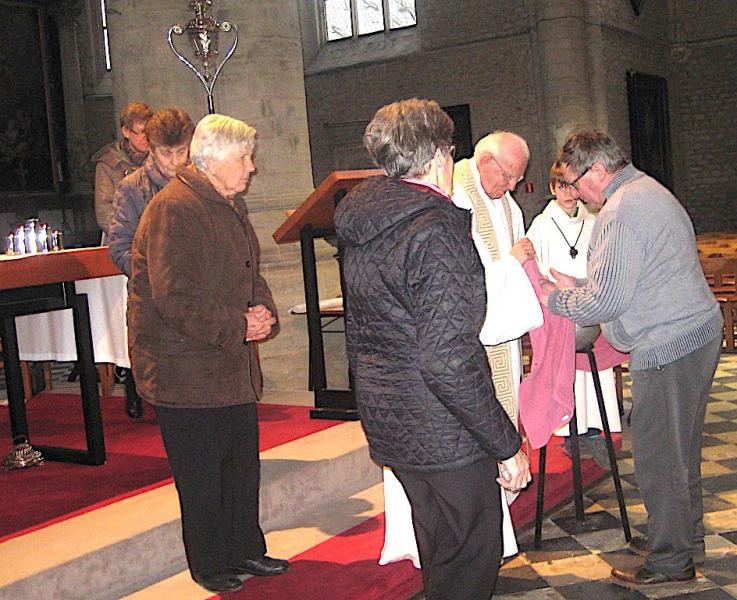 Op Witte Donderdag waren we met 12 rond de altaartafel. Heel de viering was geïnspireerd op het ‘Laatste Avondmaal’ en was gericht op mensen van nu. Ook de handwassing was een duidelijk symbool van wat van ons verwacht wordt. © L.J. 