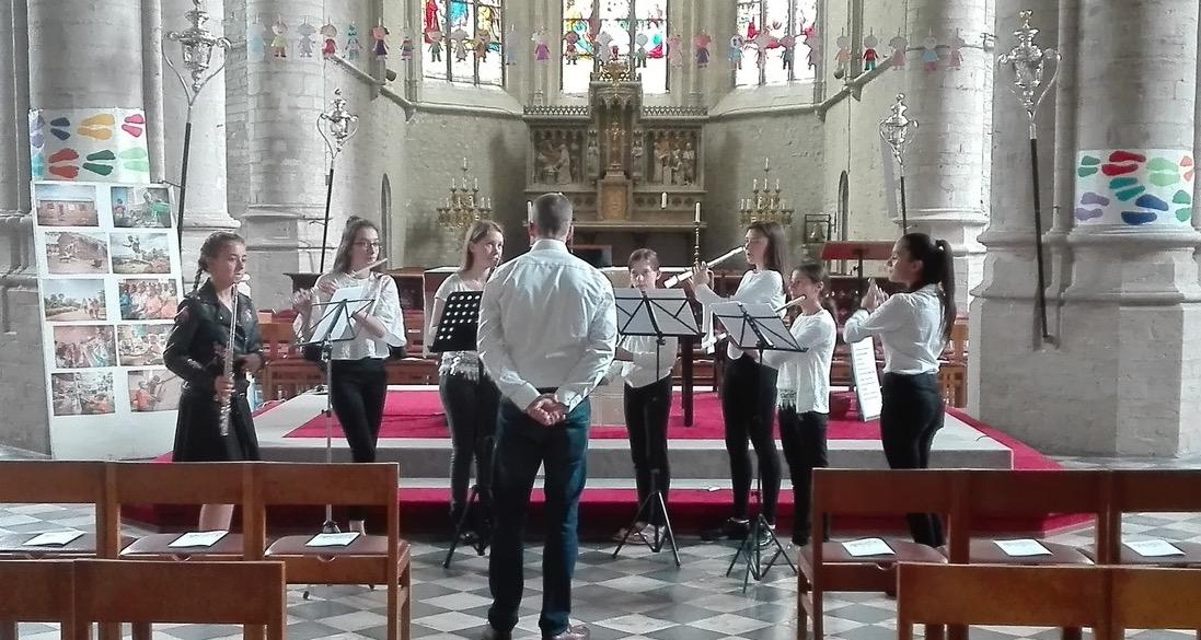 Nog even wat oefenen met Cedric: de 7 fluitistes bij hun eerste optreden voor een volle kerk! © Sigrid De Schouwer 