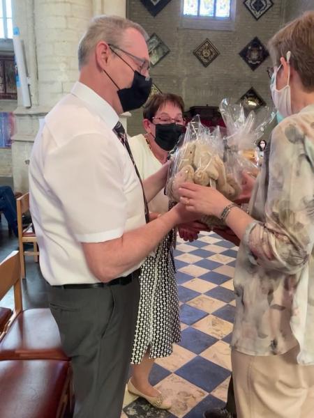 De parochiegemeenschap dankt Carine en Guy voor hun jarenlange muzikale omlijsting van onze vieringen. © L.J. 