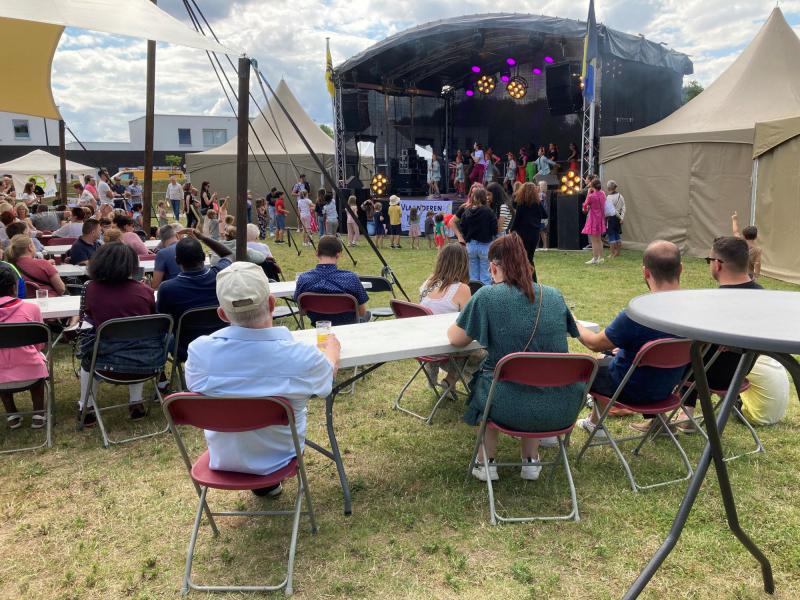 Bij Machelen Feest op 3 juli lieten we al een deel van onze dagelijkse zorgen achter! Ook onze verenigingen zorgden voor echte vakantiesfeer © L.J. 