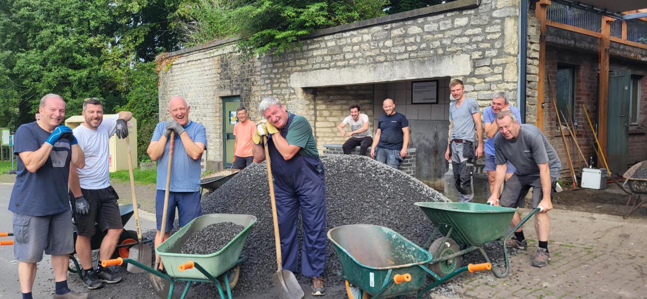 ‘een groep vrijwilligers aan het werk ’ © @Marco