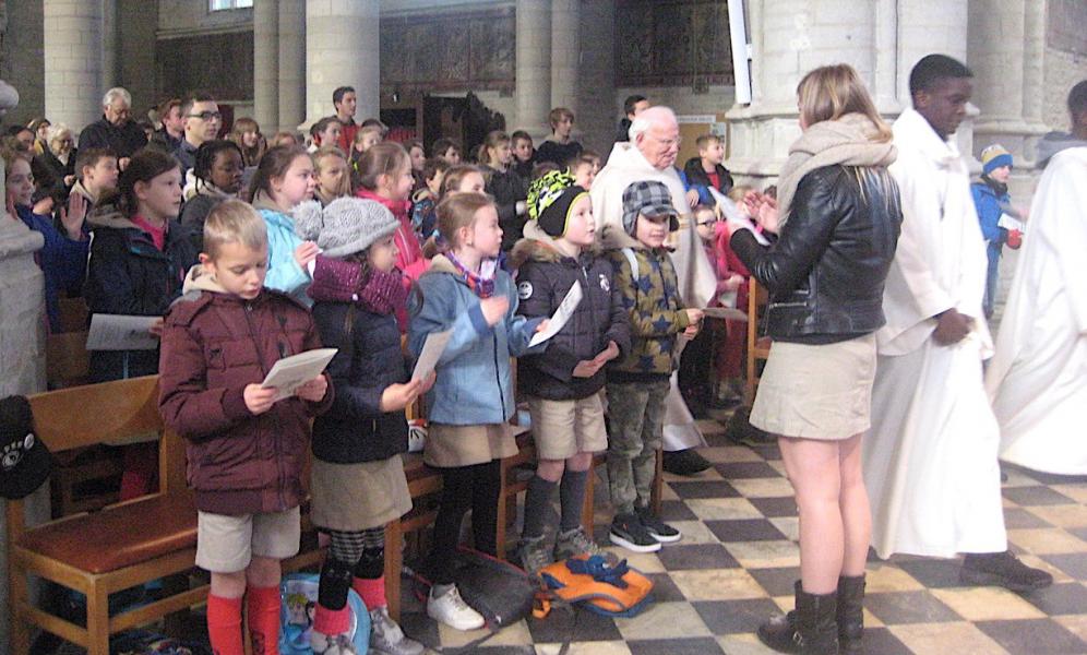 “Dag wereld, dag mensen, dag vrienden allemaal”. Met een hartelijk welkomslied werd de viering ingezet. © L.J. 