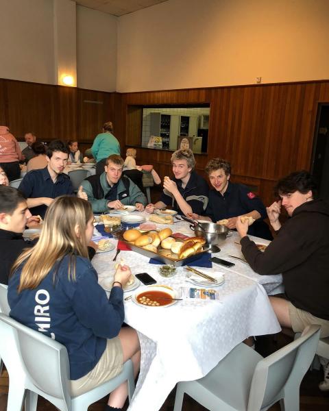 gezellig samen eten © @ChiroDiegem