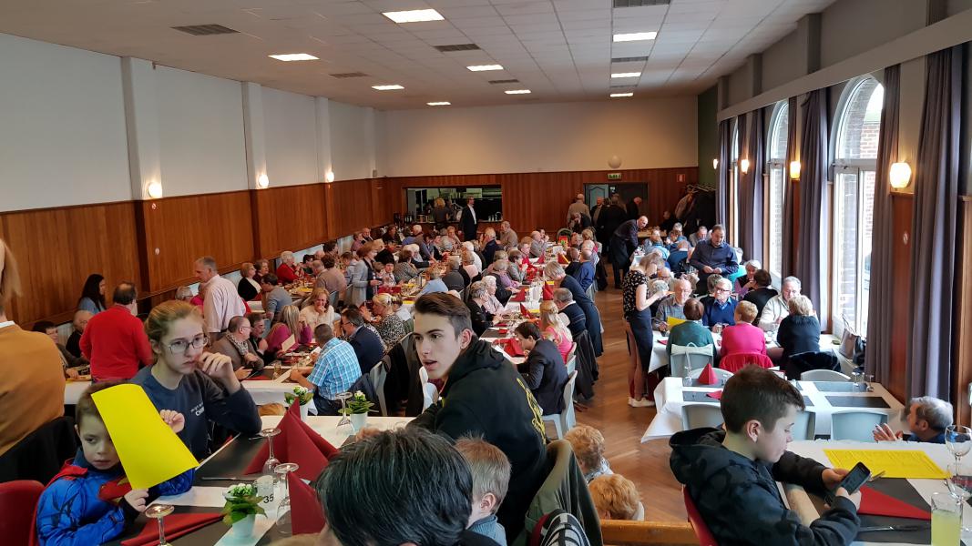 ‘De mooi gedekte tafels staan klaar’ © @Eva Maes