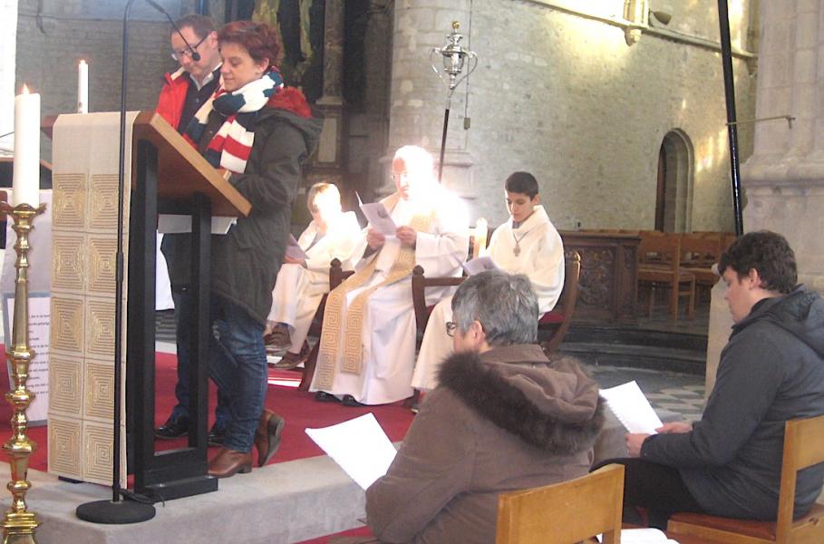 Ouders van toekomstige vormelingen lezen het evangelie voor. © L. J. 