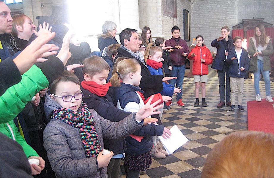 We bidden voor zegen over alle kinderen; ouders nemen daarbij het woord. © L.J. 