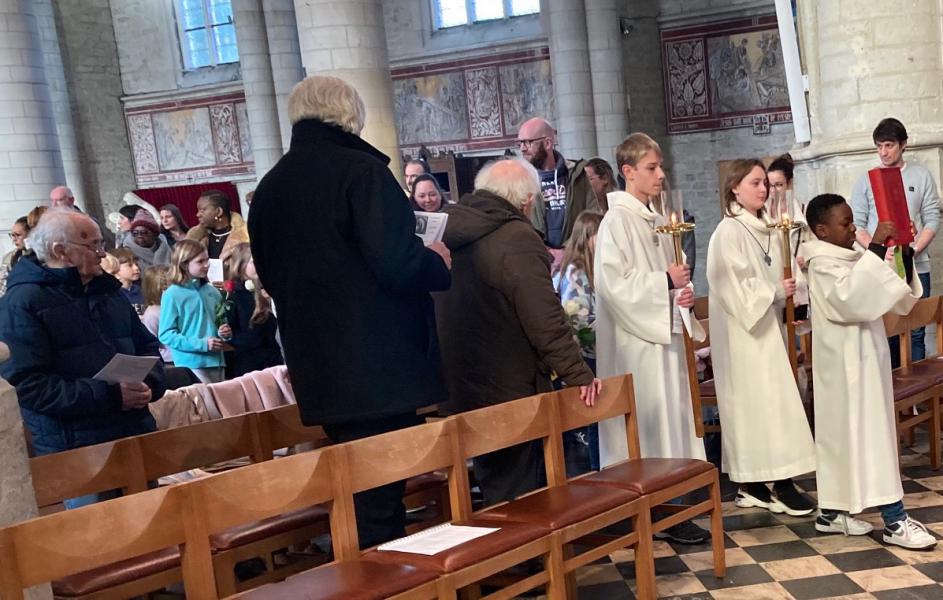 Op onze misdienaars volgde een lange rij kinderen en jongeren. Ze plaatsten een witte of rode roos of een lichtje bij het beeld van Maria. © L.J. 