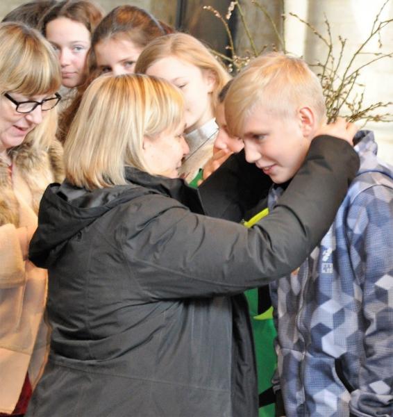 Een intens moment: onze vormelingen krijgen hun kruisje opgelegd! © Hedwig Silon 