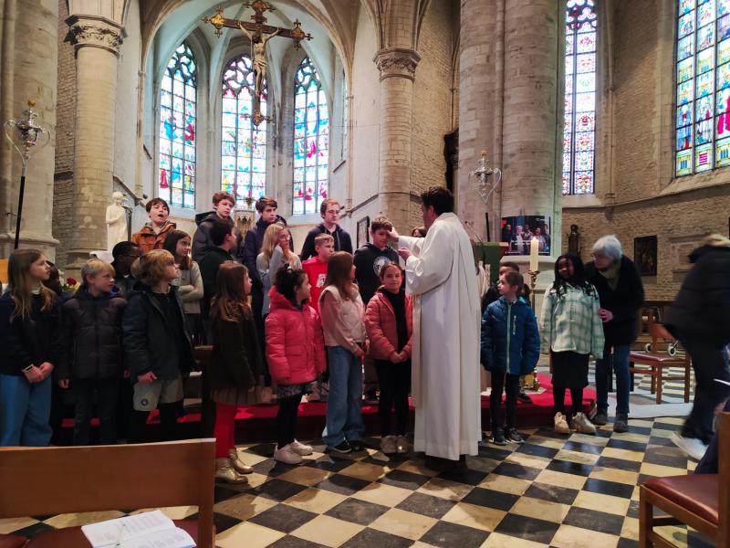 De kinderen en de jongeren worden gezegend door de voorganger in de viering van Lichtmis © Leen 