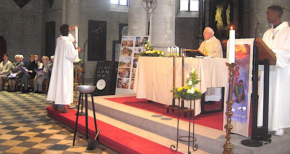 We ontstaken de paaskaars: Jezus is het licht waarop we ons vertrouwvol mogen richten! L.J. 