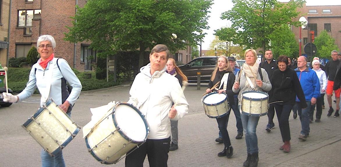“Moe, maar tevreden”, en ook erg gelukkig, zagen ze eruit, onze bedevaarders uit Scherpenheuvel! © L.J. 