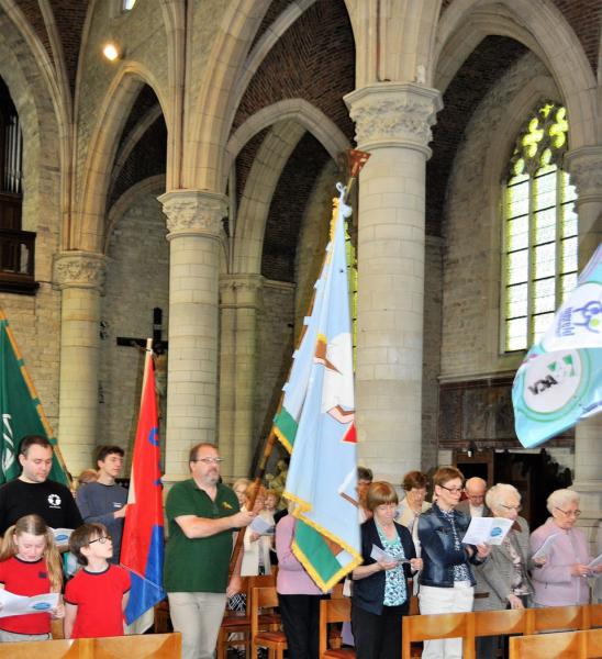  Bij de aanvang van de viering kwamen de bewegingen van beweging.net met hun vlag naar voren: vol fierheid! © Hedwig Silon 