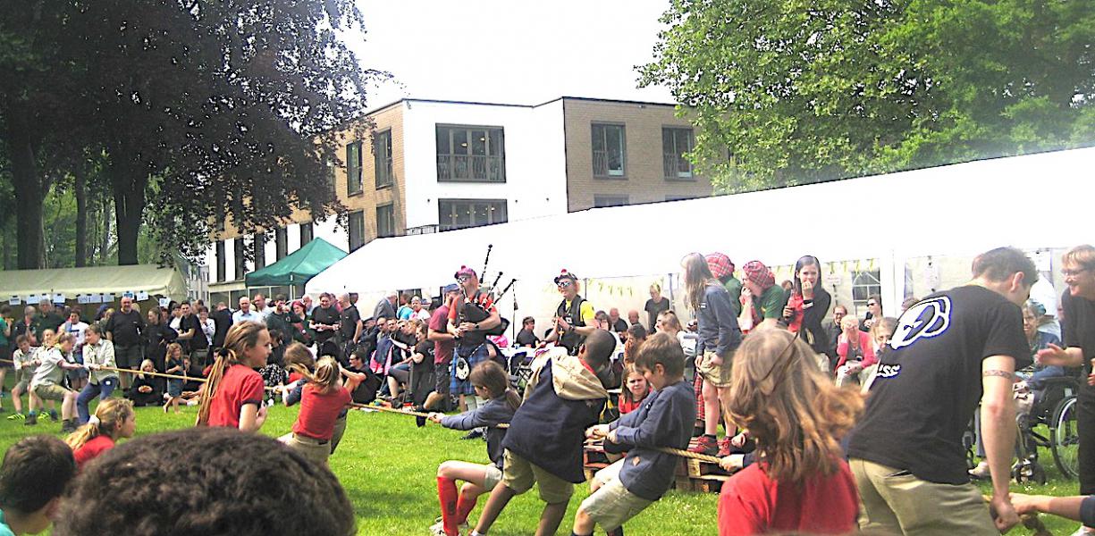 Kijken of met je clan meedoen aan de Spelen. Zorgen voor animatie en hapjes en drankje! Highland Games zij bieden het! © L.J. 