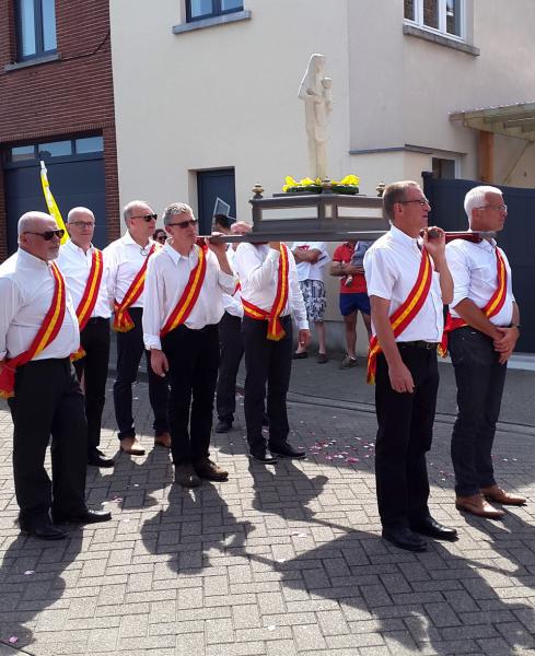 Het beeld van Maria wordt mee door de straten gedragen © Lydia Van Buggenhout 