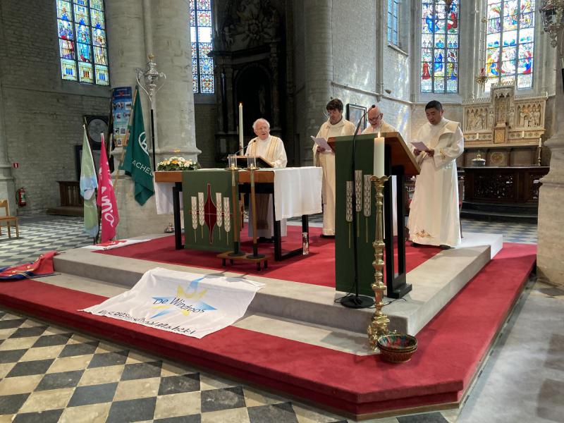 Voor het eerst in Machelen samen achter het altaar: pater Nand, priester Jan, pastoor Piet en diaken Warlito © L.J. 