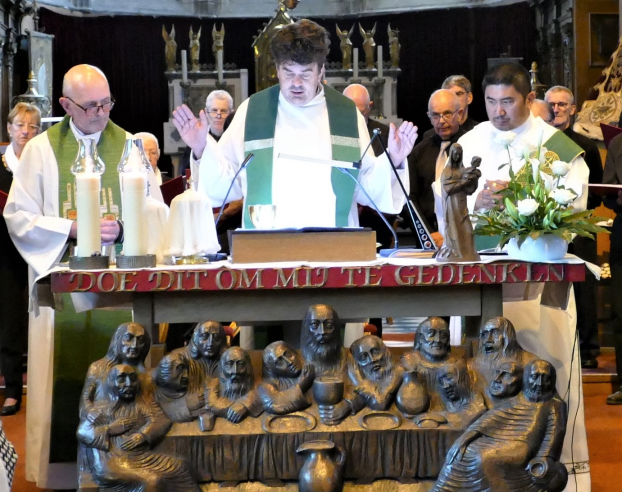 Onze drie voorgangers: Piet, Jan en Warlito.  Onder het altaar, sculptuur van Louis Jacobs @Freddy Vanhuysse 