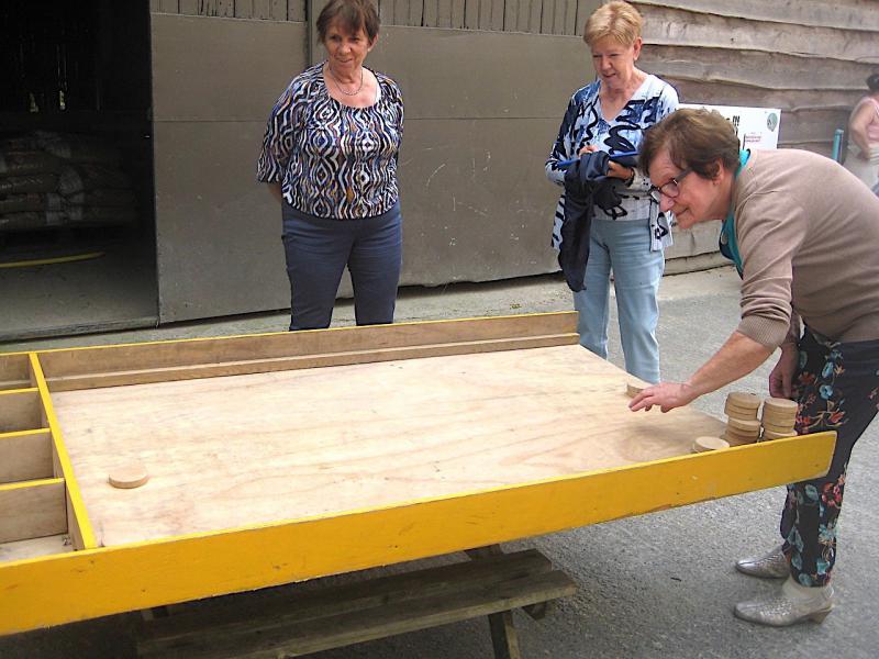 Even meekijken bij de volksspelen. © L.J. 