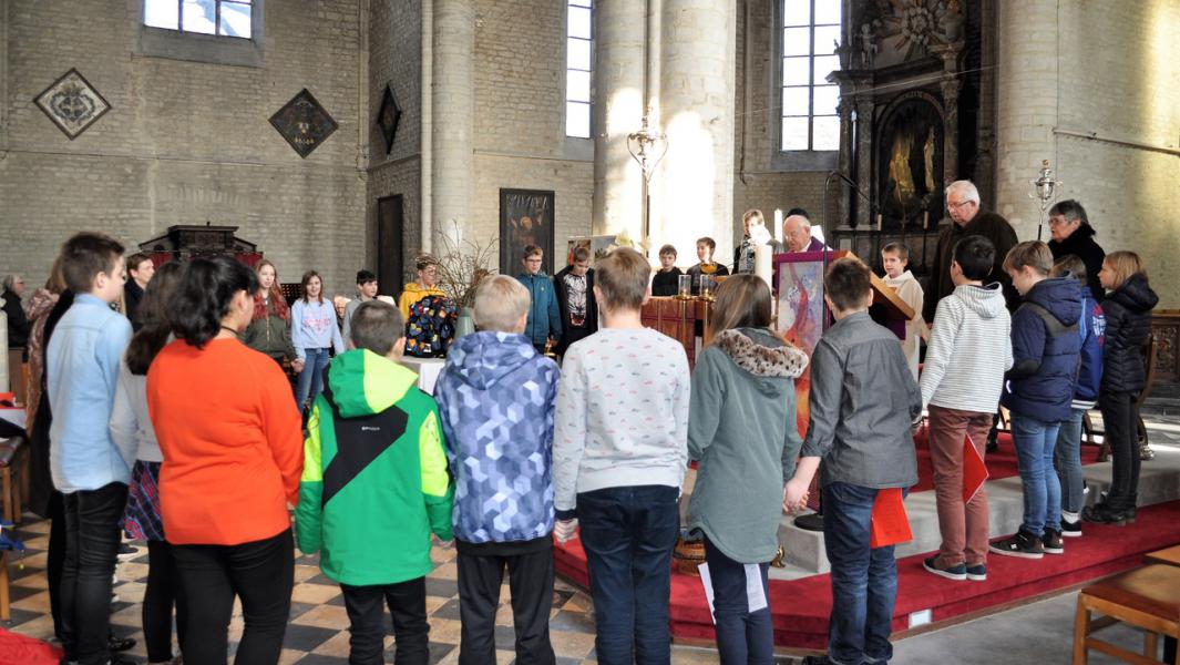 Samen rond het altaar bij het Onzevader: we zijn verbonden met elkaar en met God, Onze Vader! © Hedwig Silon 