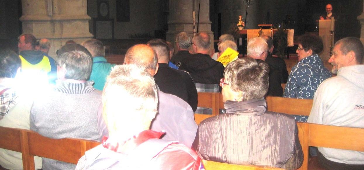 Deken Piet Capoen feliciteerde, bij hun terugkeer, de bedevaarders en wie de bedevaart organiseerde en gaf de zegen over de aanwezigen. © L.J. 