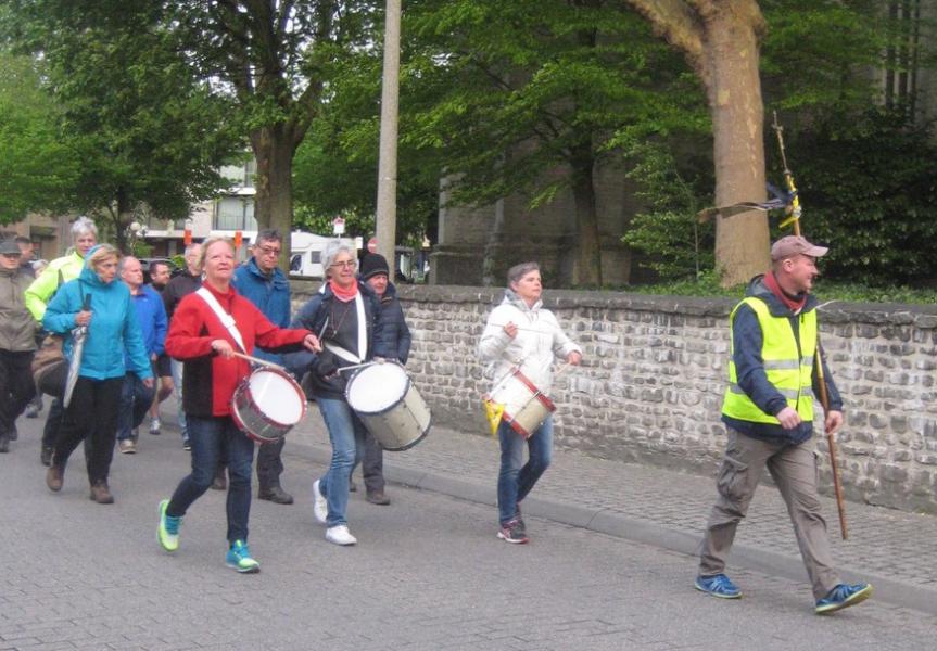 Met een hart vol geluk en vrede komen we in Machelen terug. We sluiten onze bedevaart af met een korte viering en een huldiging van verdienstelijke bedevaarders. © L.J. 