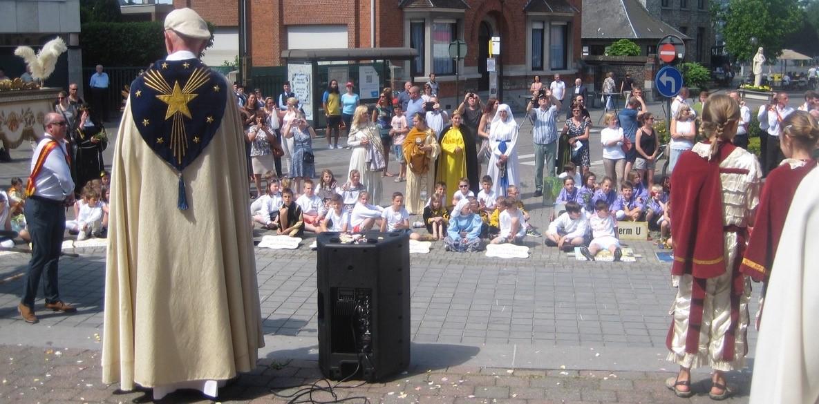 Het was een waardige processie, door iedereen vriendelijk onthaald. Wel wat warm. Maar de werkgroep had flessen water en bekertjes voorzien! © L.J. 