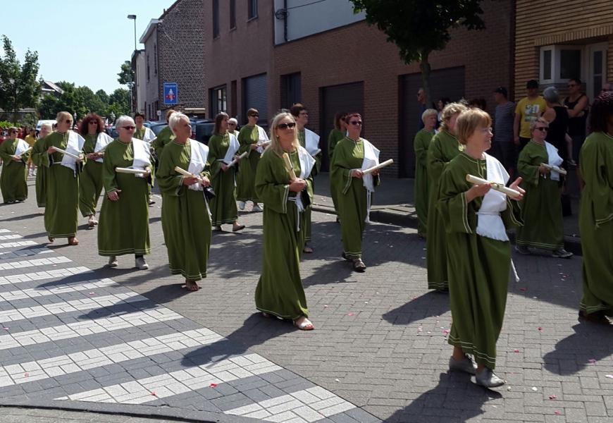 In de processie werden de delen van de Eucharistieviering uitgebeeld. Hier zie je de stralende Sanctusgroep © Lydia Van Buggenhout 