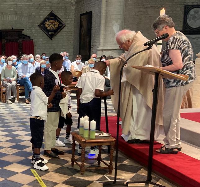 15 augustus, het feest van Maria-Tenhemelopneming, naar de viering werd uitgekeken: samen vieren doet deugd en geeft moed: Maria wijst ons de goede weg! De ‘Vrienden van Lourdes’ wisten er een mooie Mariaviering van te maken. © @L.J.