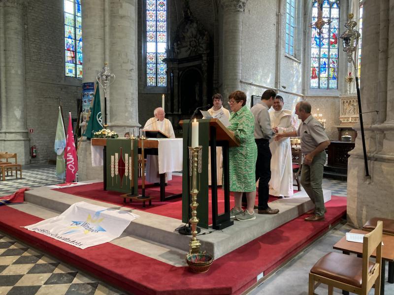De leden van de kerkfabriek overhandigen de twee nieuwe bedienaars de sleutels van de kerk. © L.J. 