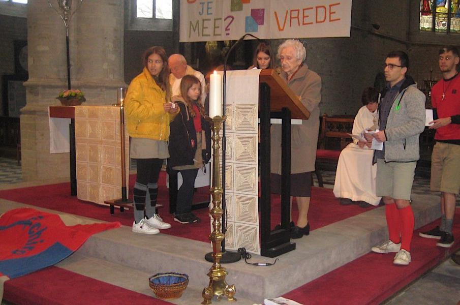 Samen brengen we ons gebedje aan: oud-leiding, leiding en leden. 