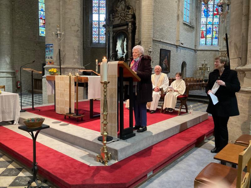 Lilianne dankt, heel gelukkig. Ze zet moedig door! © L.J. 