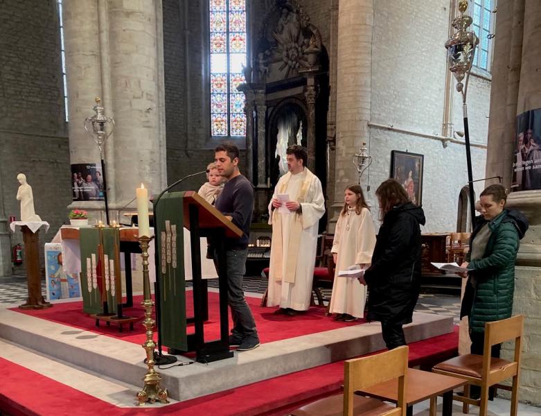 In het evangelie hoorden we het verhaal: de Opdracht van de Heer in de tempel. © L.J. 