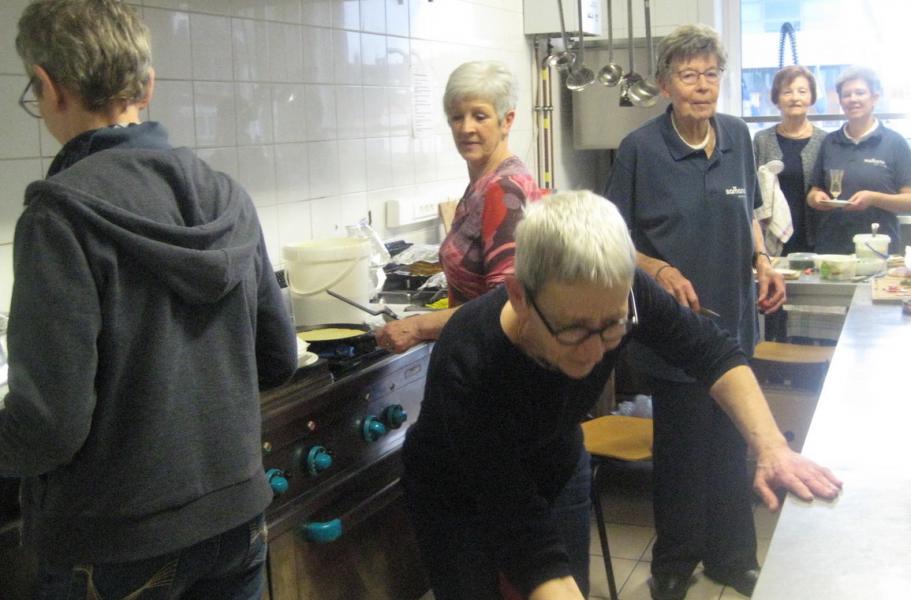 © Hier zie je enkele werkers in de keuken. L.J. 